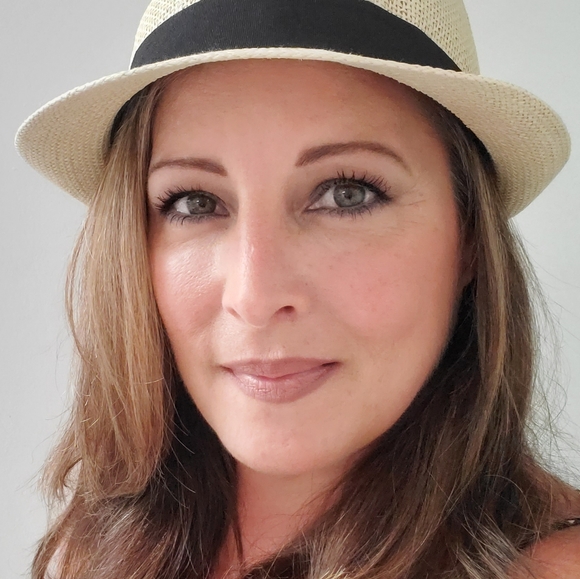 Meet your Posher, Nicole - Picture 2 of 6